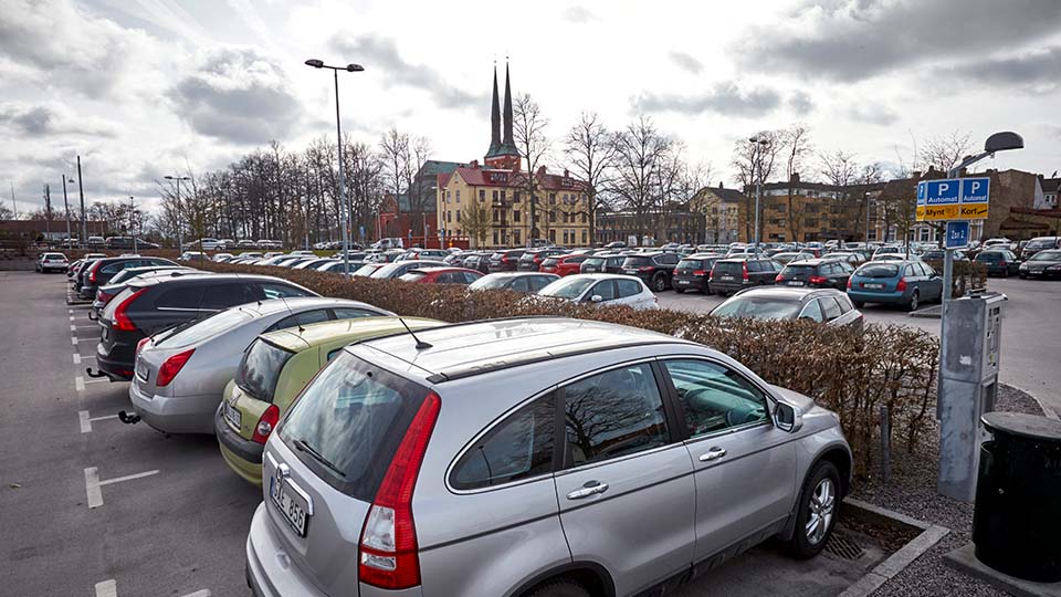 12. Stensattning av bilparkering lokal Sodertalje Vastergard